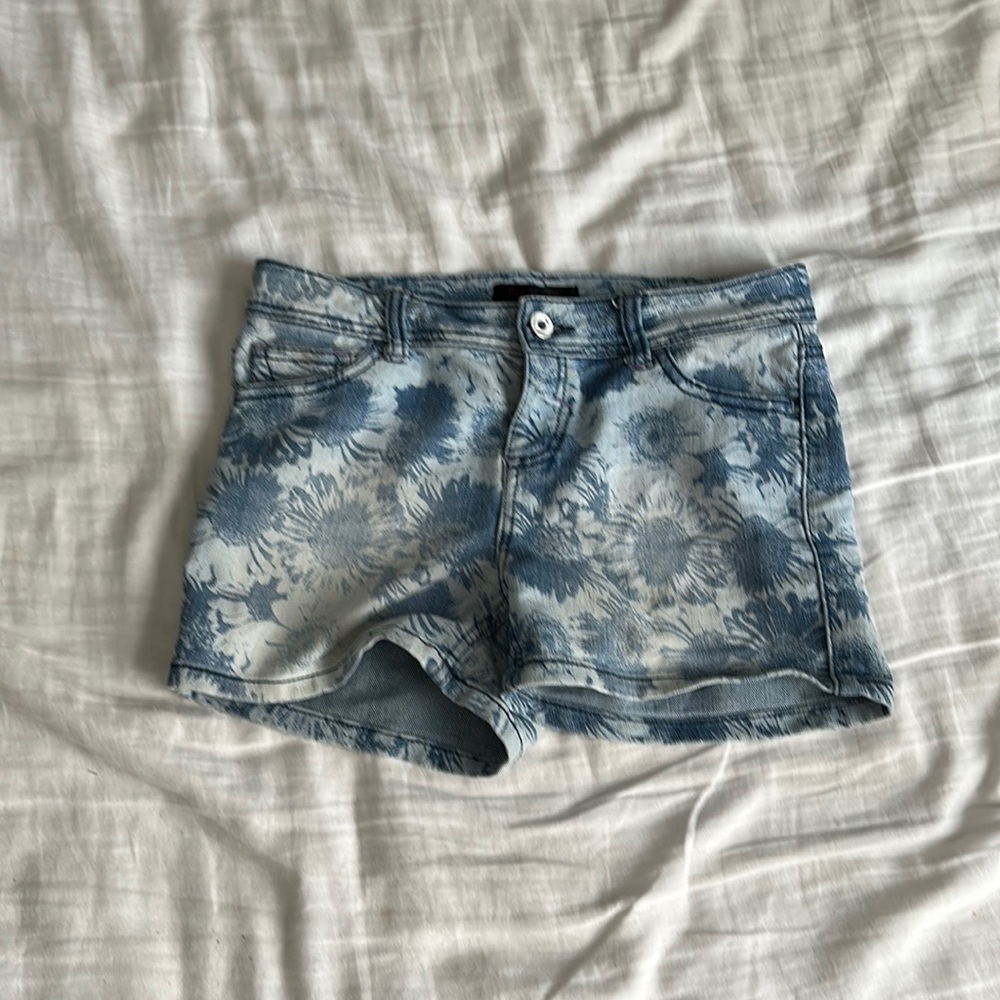 Comfy, flower, print short jeans